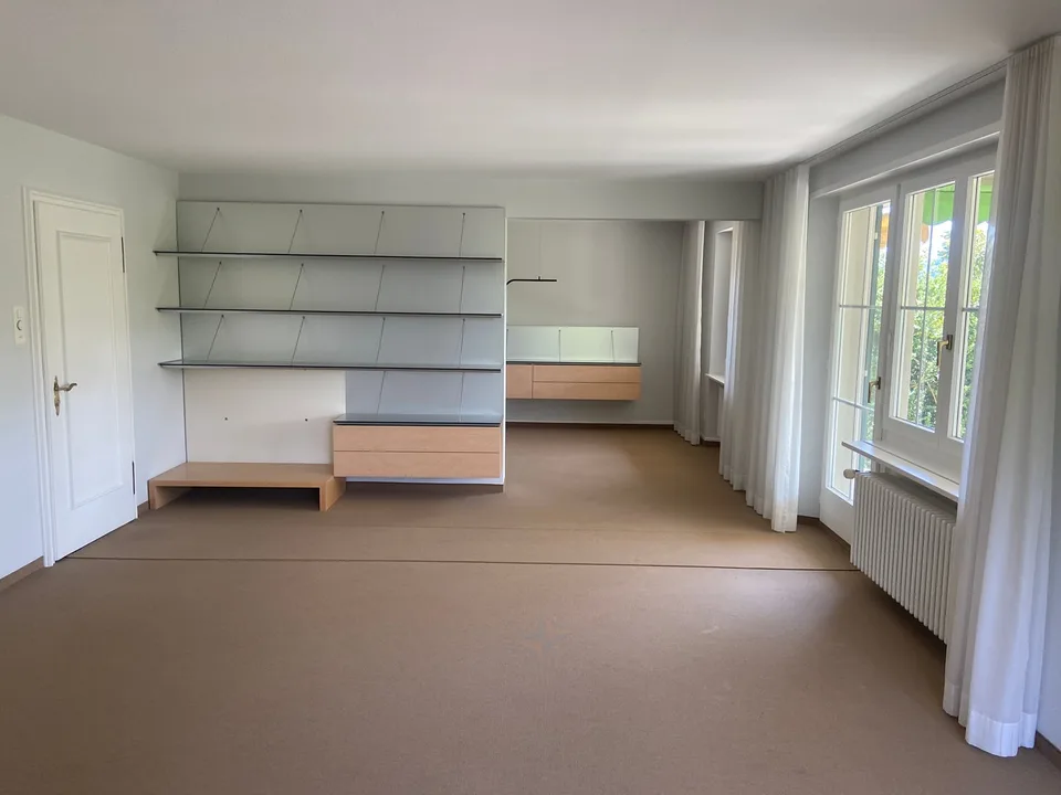 Maison unifamiliale mitoyenne d'un seul côté avec bâtiment de garage séparé et jardin paysager