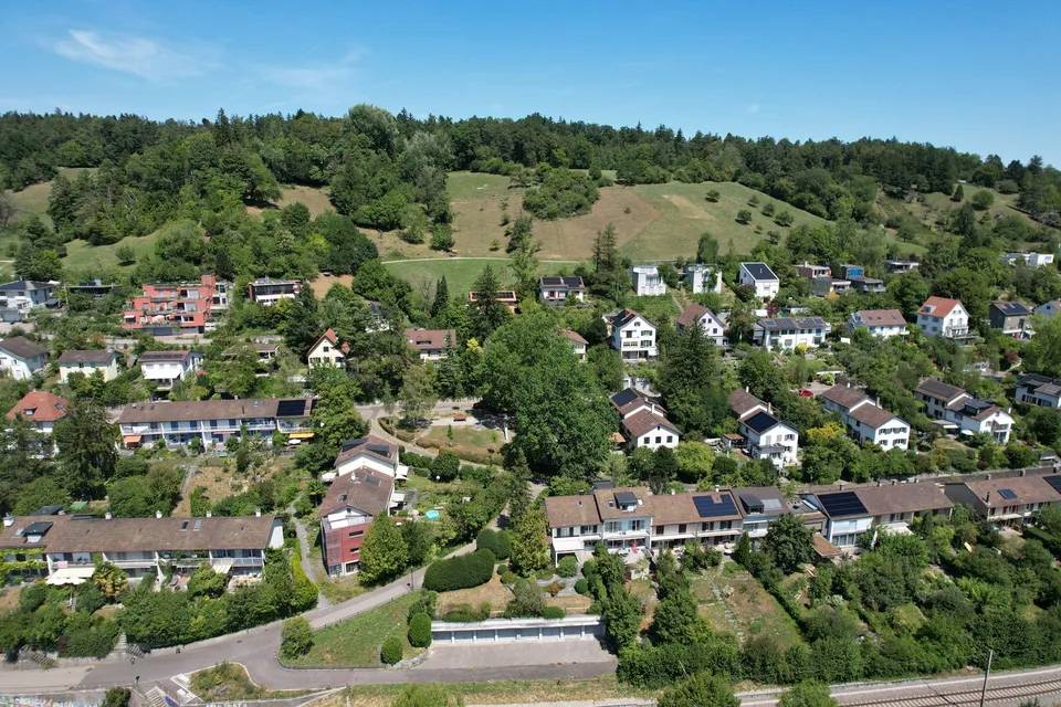 Maison unifamiliale mitoyenne d'un seul côté avec bâtiment de garage séparé et jardin paysager