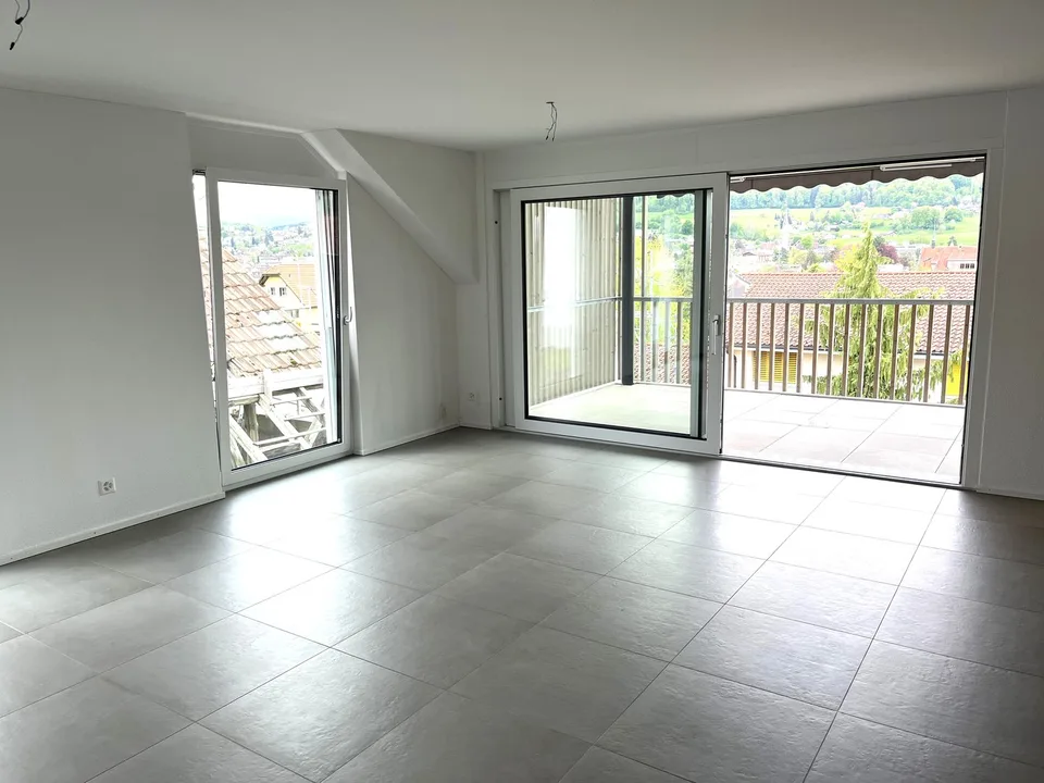 Appartamento di 4.5 locali con spazio soffitta aggiuntivo incluso parcheggio sotterraneo.
