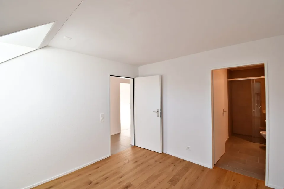 Appartamento di 4.5 locali con spazio soffitta aggiuntivo incluso parcheggio sotterraneo.