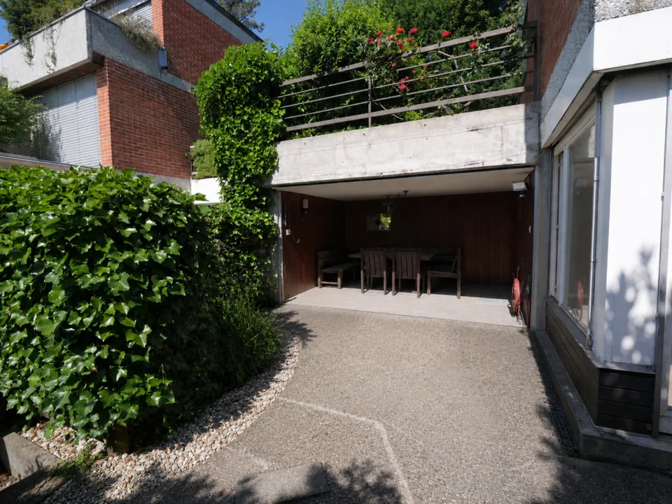 Haus mit Gemeinschaftspool in gepflegter Umgebung