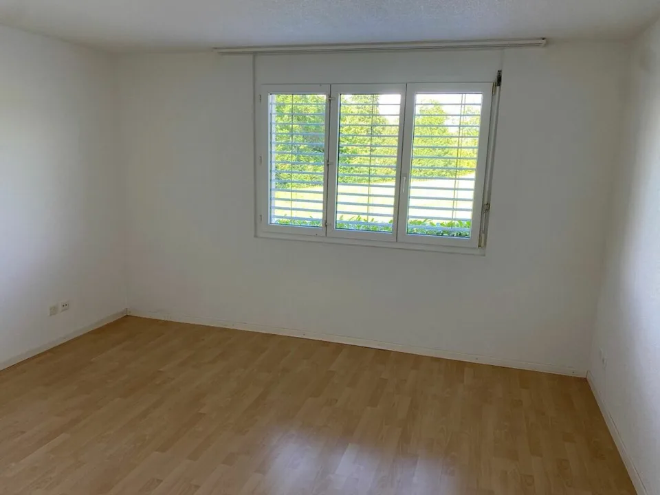 Appartement de jardin spacieux 4.5 pièces avec espace de sièges couvert