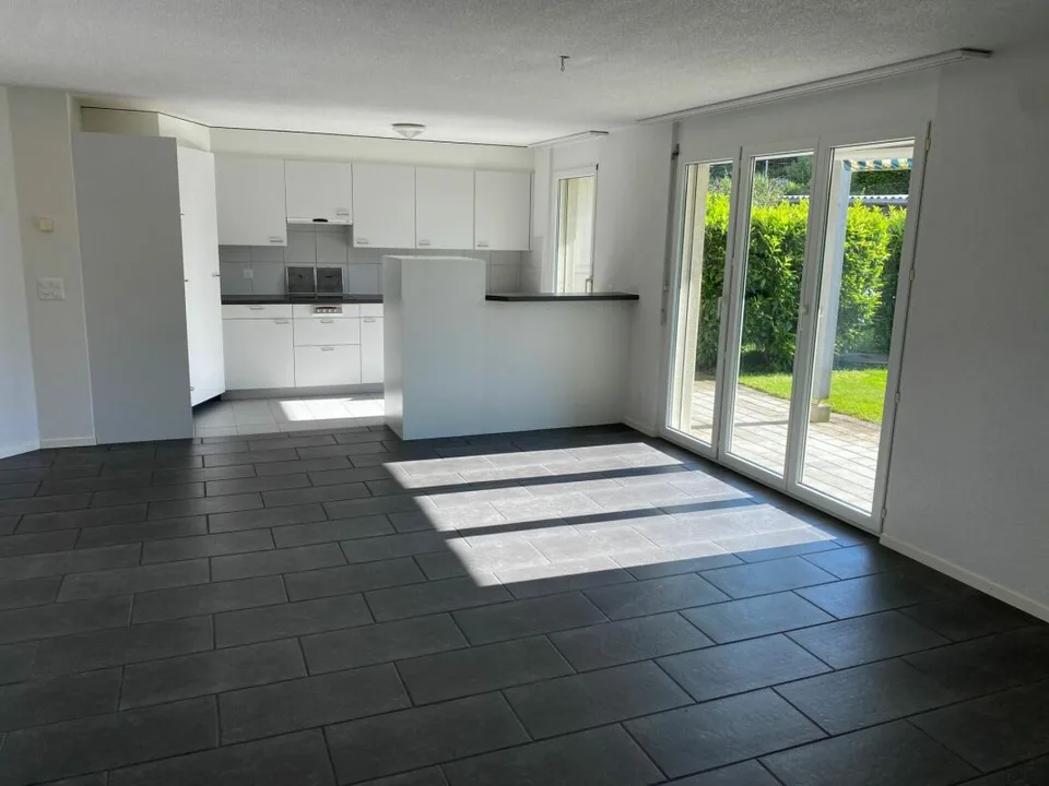 Appartement de jardin spacieux 4.5 pièces avec espace de sièges couvert