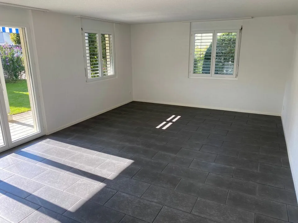 Appartement de jardin spacieux 4.5 pièces avec espace de sièges couvert