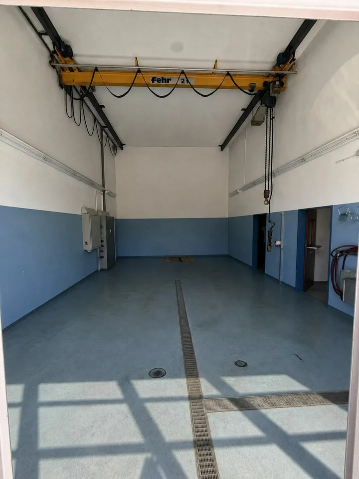 Commercial property with hall and crane system for rent