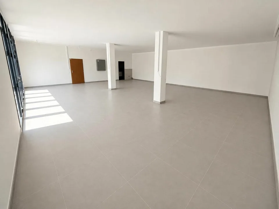 Commercial property with hall and crane system for rent