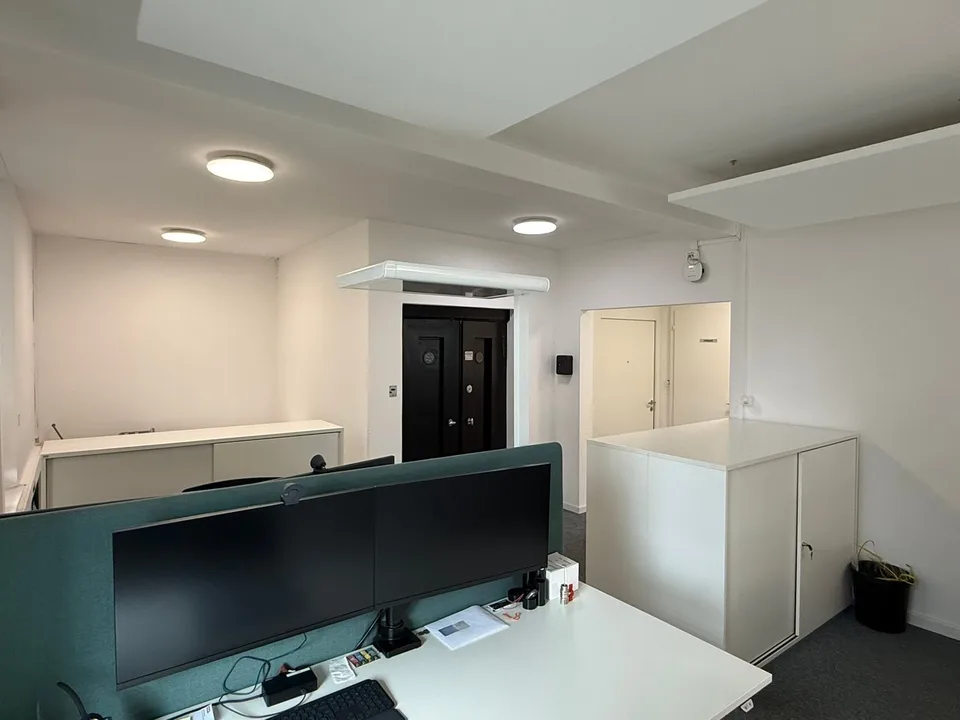Lavoro moderno in un edificio di uffici rappresentativo