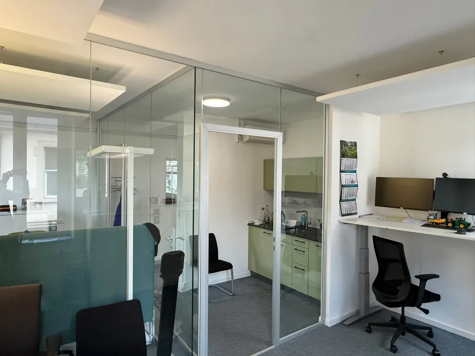 Lavoro moderno in un edificio di uffici rappresentativo