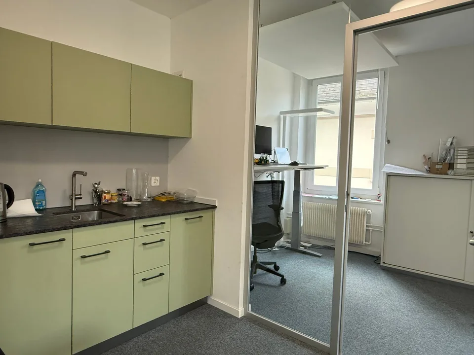 Lavoro moderno in un edificio di uffici rappresentativo