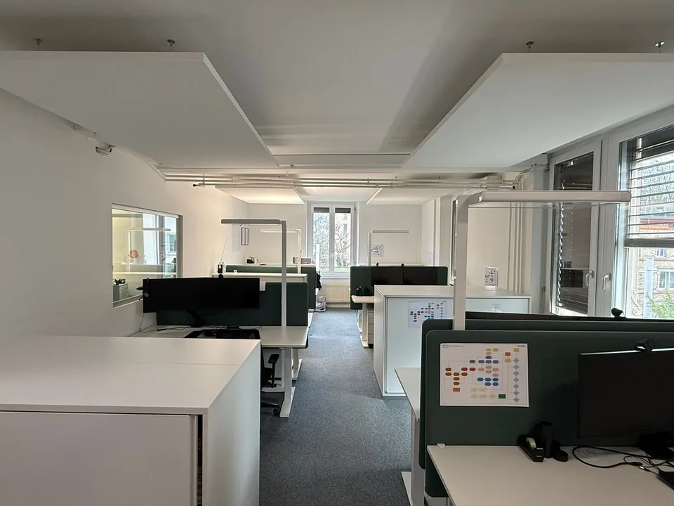Lavoro moderno in un edificio di uffici rappresentativo