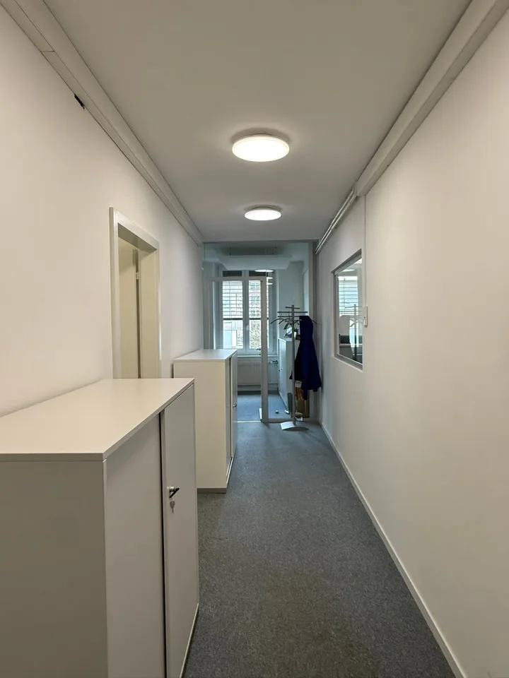 Lavoro moderno in un edificio di uffici rappresentativo