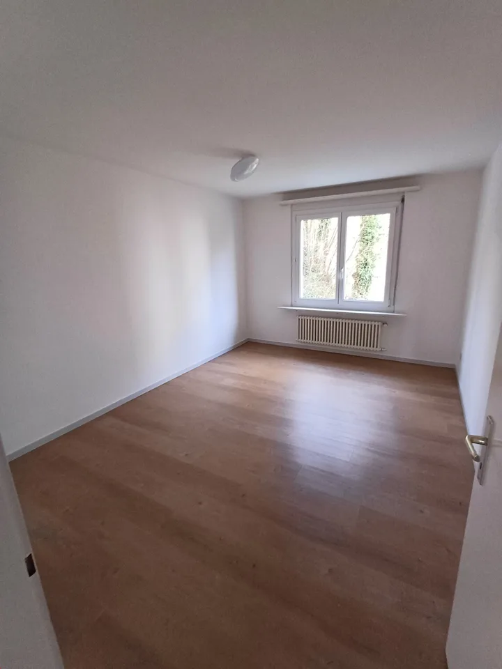 4.5-Zimmerwohnung an ruhiger und sonniger Lage mit weiter Aussicht – Foto 6 von 12