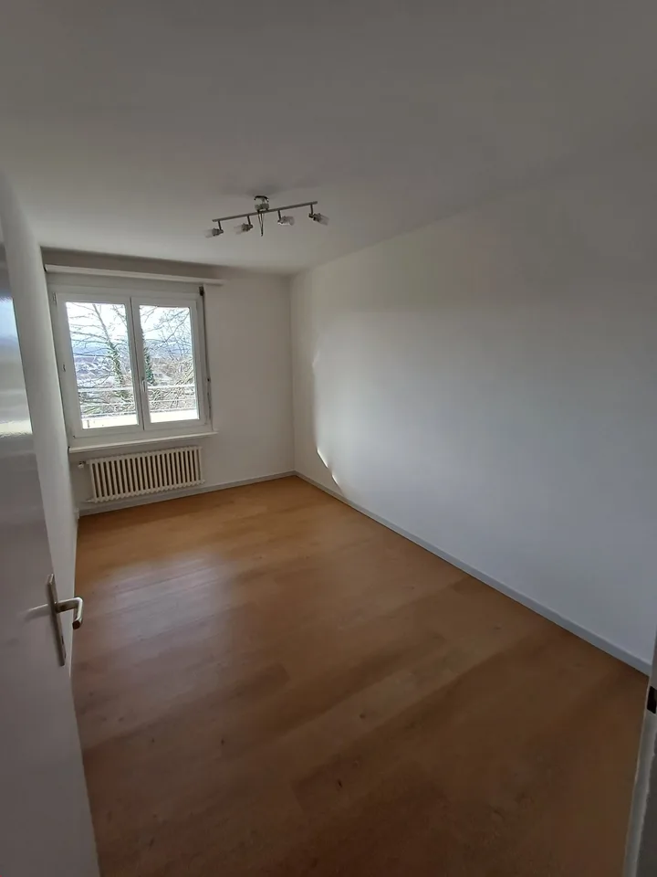 4.5-Zimmerwohnung an ruhiger und sonniger Lage mit weiter Aussicht – Foto 7 von 12