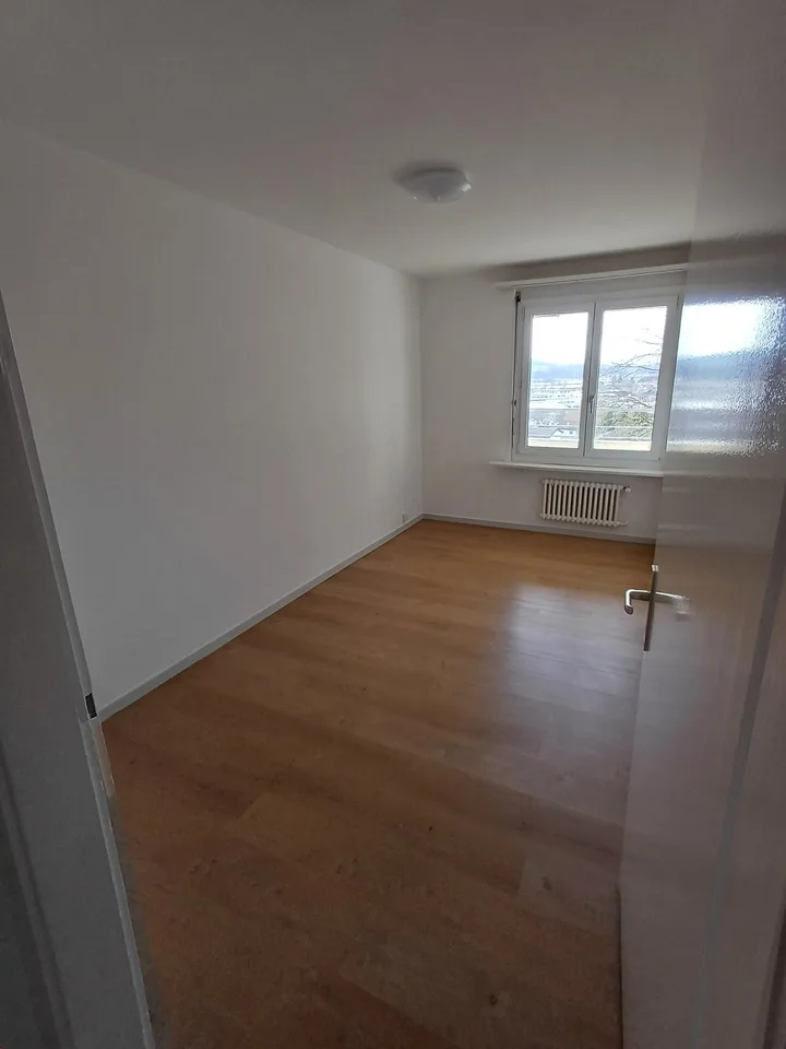 4.5-Zimmerwohnung an ruhiger und sonniger Lage mit weiter Aussicht – Foto 10 von 12