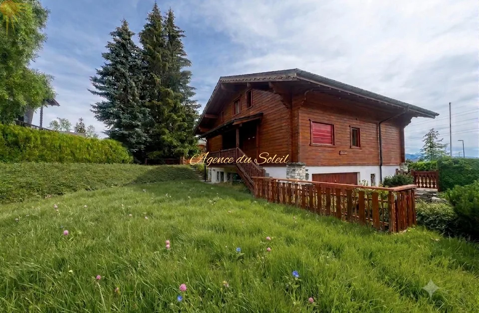 En Exclusivité ! Superbe chalet de 8.5 pièces en bordure du golf Ballesteros à Crans !