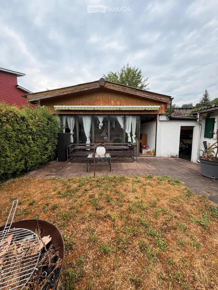 Charmantes 4.5-Zimmer-Einfamilienhaus in Zuzgen – sofort verfügbar!