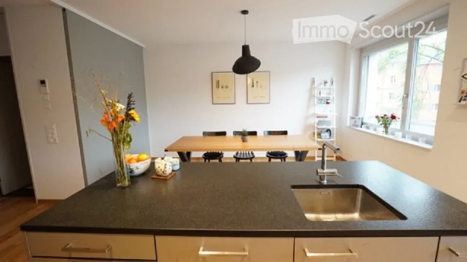 Renovierte 2.5-Zimmer-Wohnung mit Balkon im Herzen von Zürich-Wiedikon