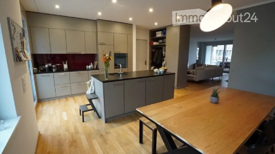 Renovated 2.5-room apartment with balcony in the heart of Zurich-Wiedikon