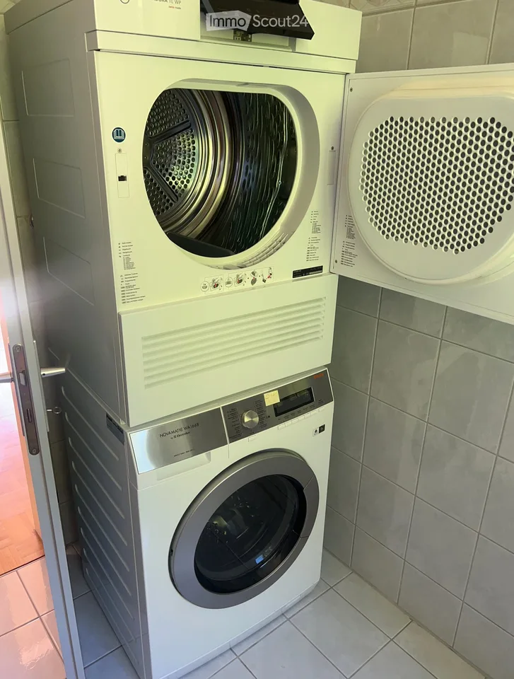 Helle, komplett renovierte Dachwohnung an ruhiger und zentraler Lage in Horgen