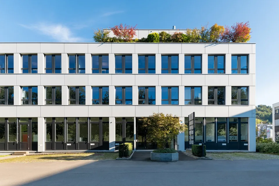 Blegistrasse 9, Baar - Funktionale Lagerfläche mit Tageslicht an optimaler Verkehrslage