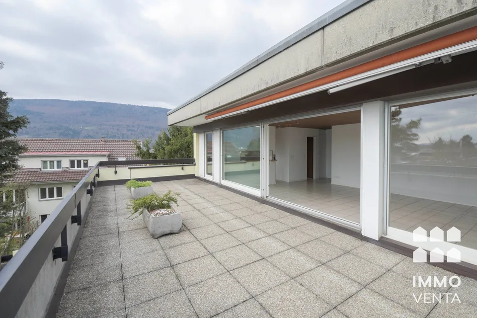 Helle Attika-Wohnung mit Terrasse und Aussicht in Ipsach