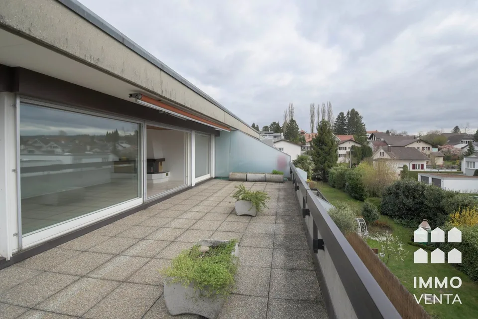 Helle Attika-Wohnung mit Terrasse und Aussicht in Ipsach