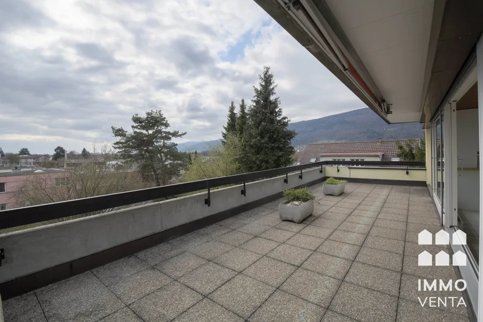 Helle Attika-Wohnung mit Terrasse und Aussicht in Ipsach
