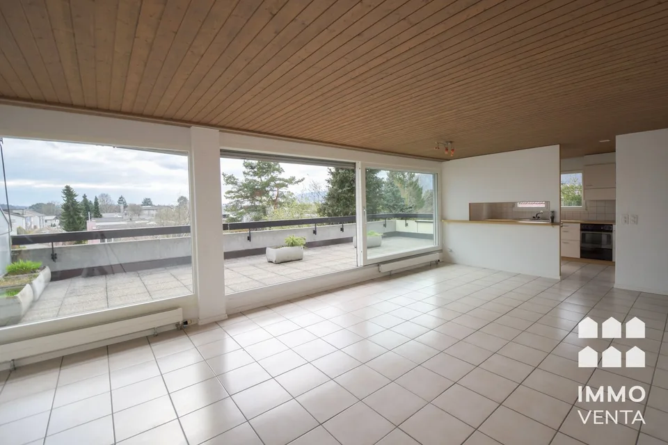Helle Attika-Wohnung mit Terrasse und Aussicht in Ipsach