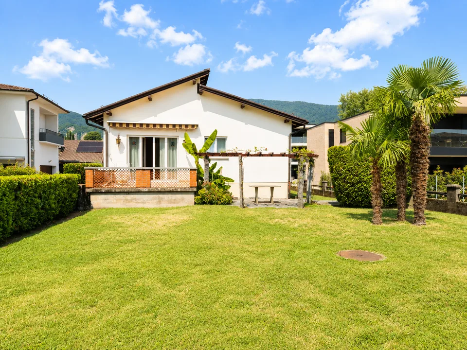 AMPIA VILLA DI 8 LOCALI CON GIARDINO PRIVATO A COLDRERIO