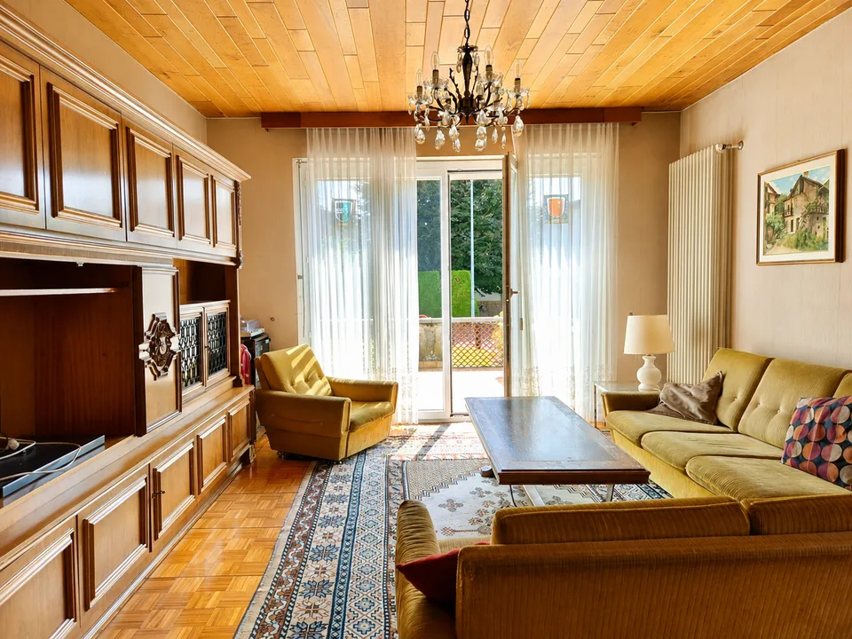 Spacious 8-room villa with private garden in Coldrerio