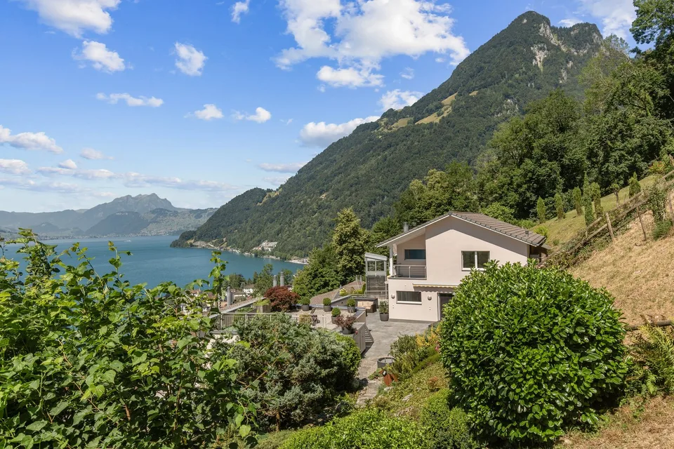 Dreamy living with huge garden and unobstructed lake & Alpine view