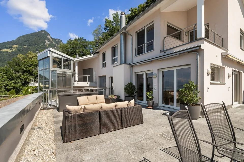 Dreamy living with huge garden and unobstructed lake & Alpine view