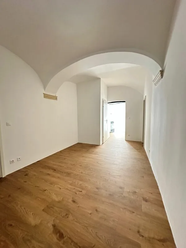 Charming 3-room apartment in historic house near the lake