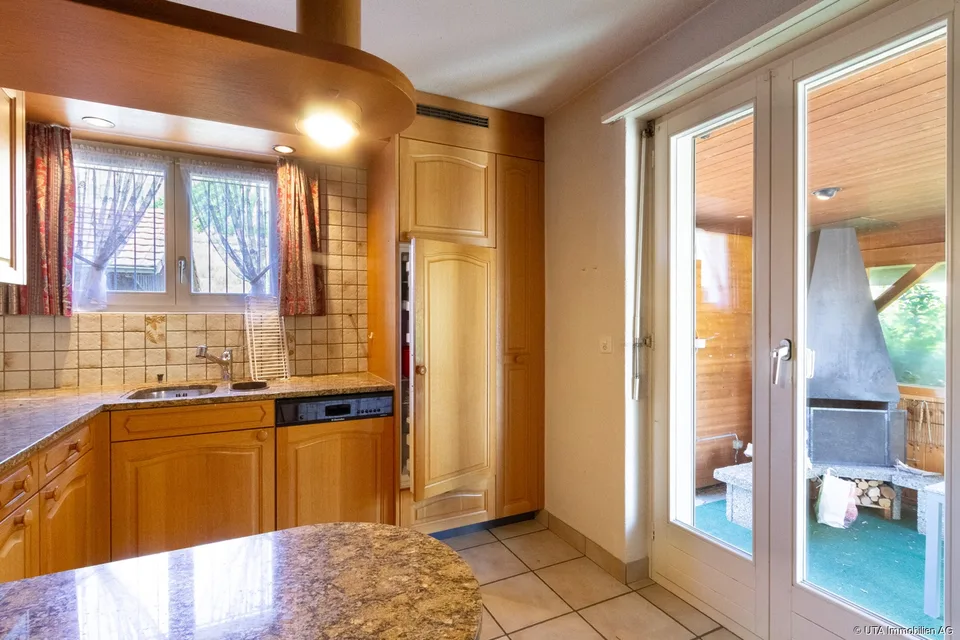 Einfamilienhaus mit Renovationspotential, direkt angrenzend an die Lan