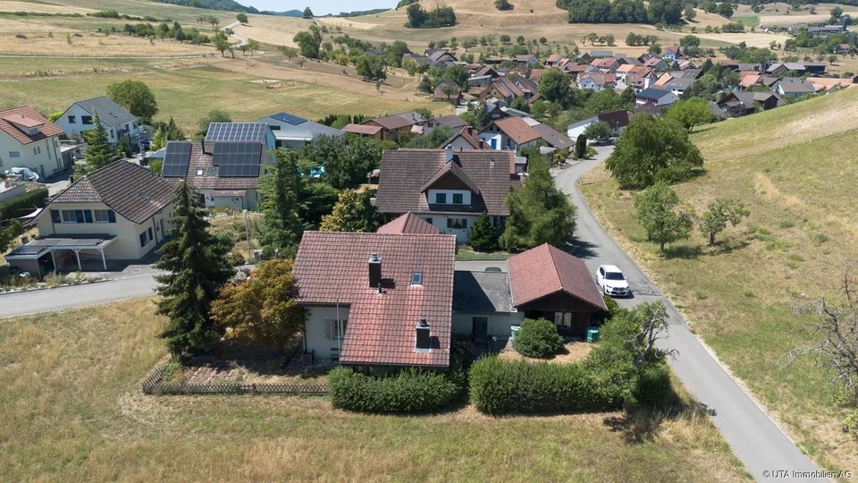 Einfamilienhaus mit Renovationspotential, direkt angrenzend an die Lan