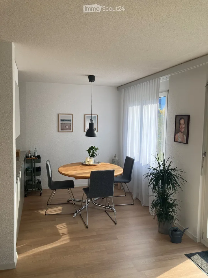 Charmant appartement 2.5 pièces avec balcon vitré, piscine et garage, vue sur le Gurten et la verdure
