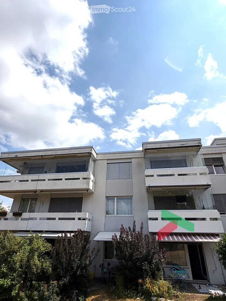 Charmant appartement 2.5 pièces avec balcon vitré, piscine et garage, vue sur le Gurten et la verdure