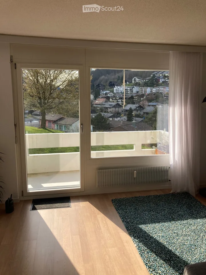 Charmant appartement 2.5 pièces avec balcon vitré, piscine et garage, vue sur le Gurten et la verdure