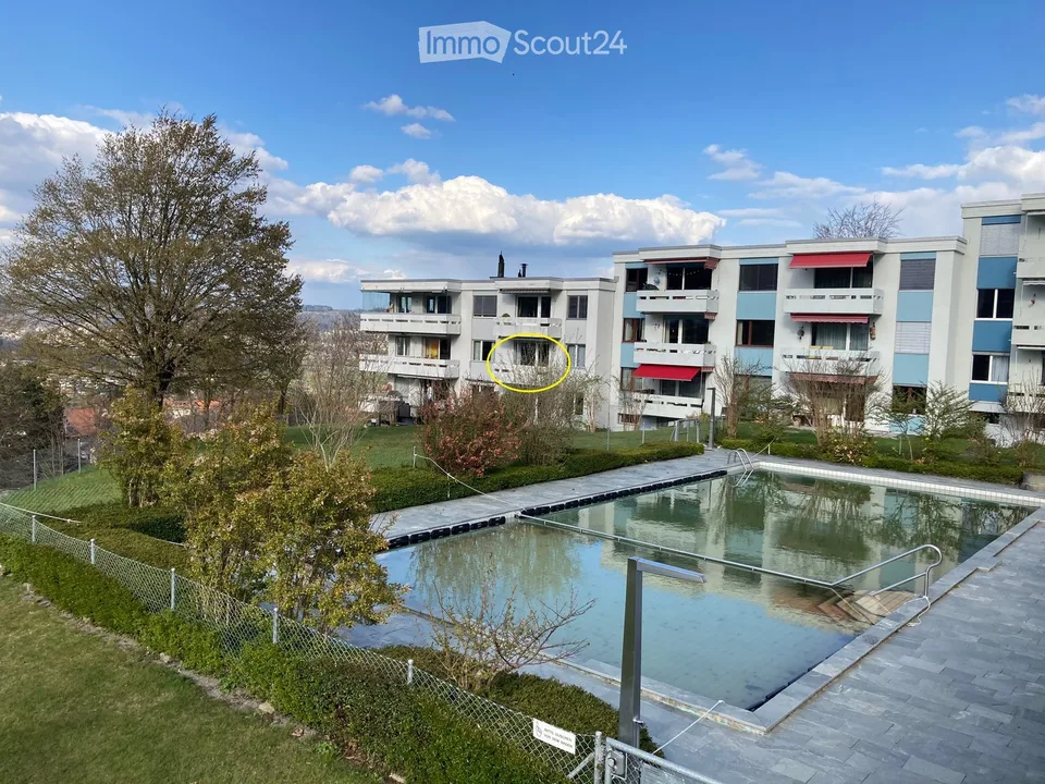 Charmante 2.5-Zi-Wohnung mit verglastem Balkon, Pool und Garage  Blick auf den Gurten und ins Grüne