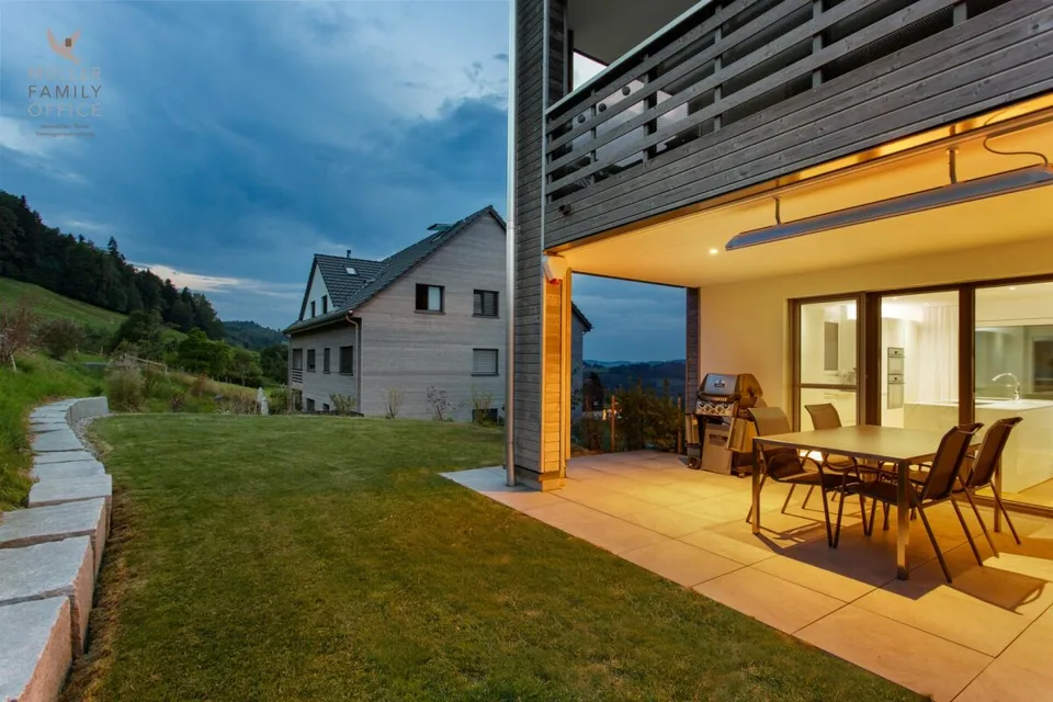 Vivere come in una casa unifamiliare - Appartamento di giardino esclusivo 4 1/2 locali con bella vista sul lago, molta privacy e costruzione di alta qualità