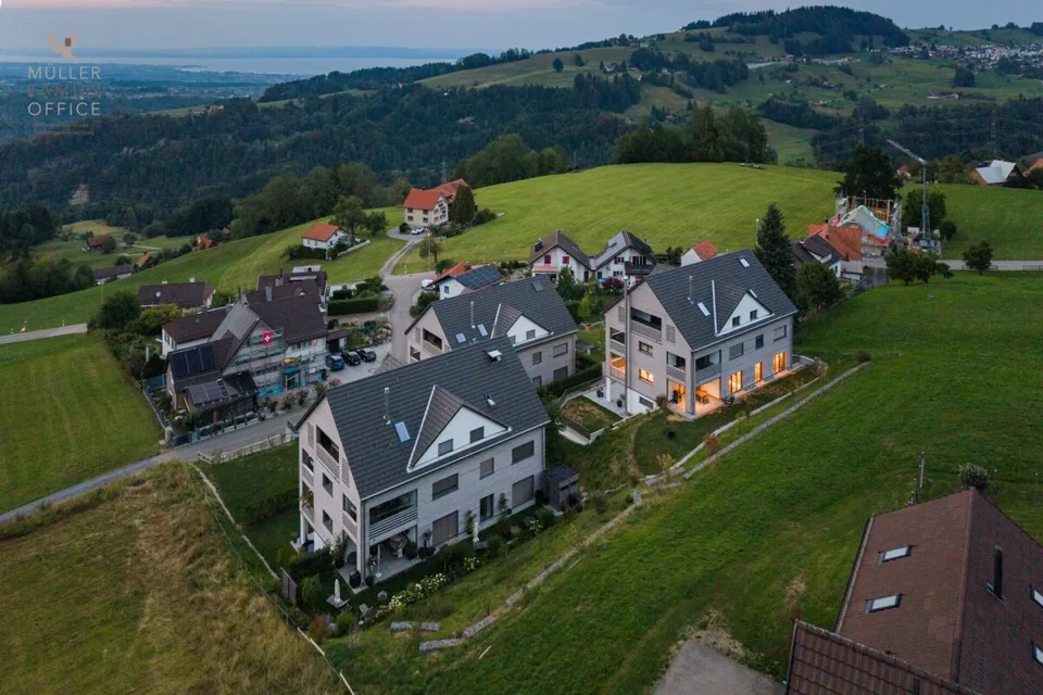 Wohnen wie im Einfamilienhaus - Exklusive 4 1/2 Zimmer-Gartenwohnung mit schöner Seesicht, viel Privatsphäre und hochwertigem Ausbau