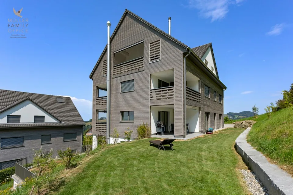 Vivere come in una casa unifamiliare - Appartamento di giardino esclusivo 4 1/2 locali con bella vista sul lago, molta privacy e costruzione di alta qualità