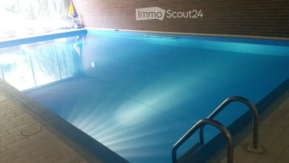Studio rénové avec terrasse, place de parc et piscine à Marly –