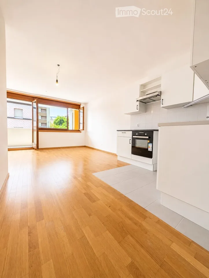 NEUCHÂTEL, TWO SUNNY ROOMS WITH BALCONY CLOSE TO RAILWAY STATION