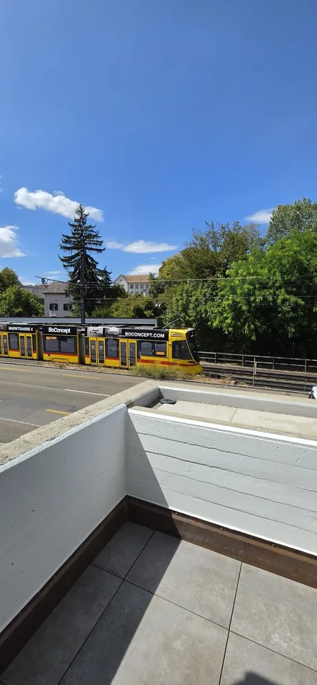 Frisch renovierte 2ZimmerWohnung mit grossem Balkon  2 Min. zum Tram