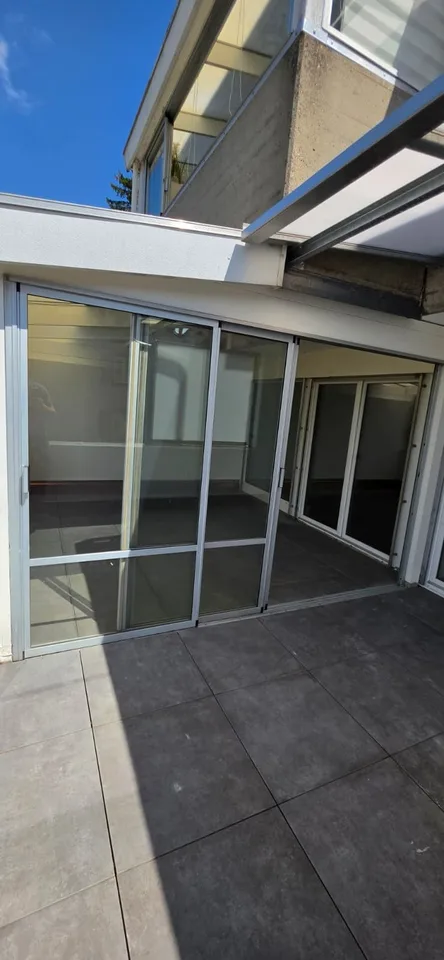 Frisch renovierte 2ZimmerWohnung mit grossem Balkon  2 Min. zum Tram