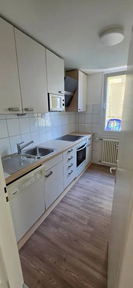 Frisch renovierte 2ZimmerWohnung mit grossem Balkon  2 Min. zum Tram