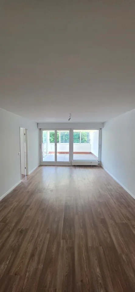 Frisch renovierte 2ZimmerWohnung mit grossem Balkon  2 Min. zum Tram