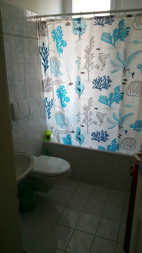Schönes möbliertes Zimmer