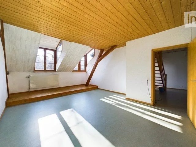 Einmalig schöne und helle Dachwohnung im Bauernhaus